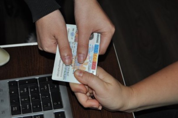 Un tânăr care clona carduri în Germania, prins la Constanţa când îşi schimba buletinul
